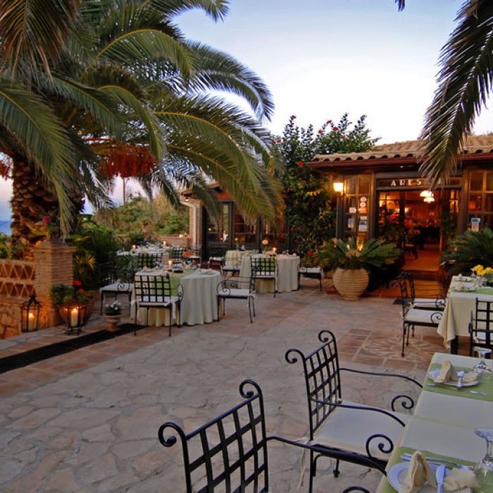 Aresti Restaurant & Piano Bar